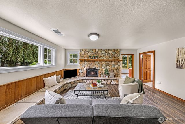 9067 Sunrise Rd, Custer, WA 98240