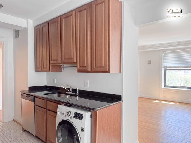 15 E Kirby Street, Detroit, MI 48202