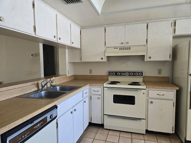 7700 92ND STREET 202, Seminole, FL 33777