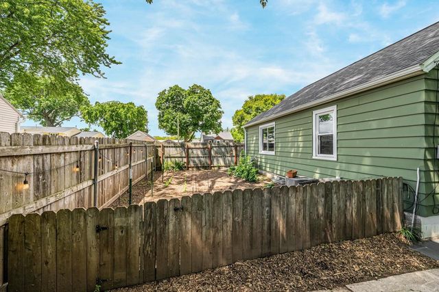 1416 N KENILWORTH AVENUE, Appleton, WI 54911