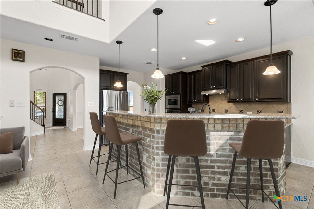 Image 8 of property listing at 1014 Easton Drive, San Marcos, TX 78666
