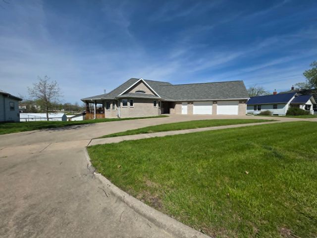 811 N Main Street, Chariton, IA 50049