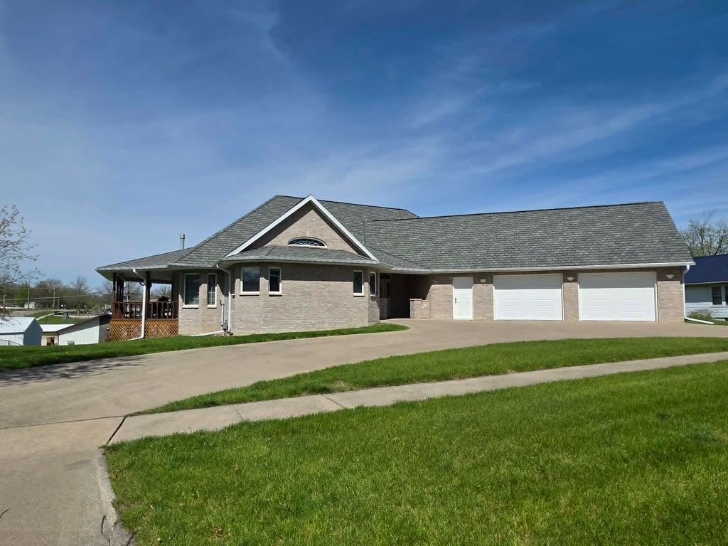 811 N Main Street, Chariton, IA 50049