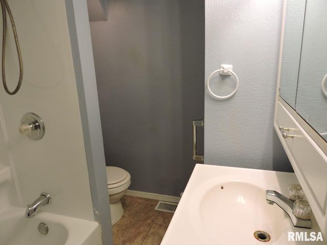 233 RIVERVIEW Drive, Creve Coeur, IL 61610