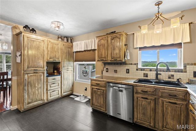 818 Sheraton Lane, Herculaneum, MO 63048
