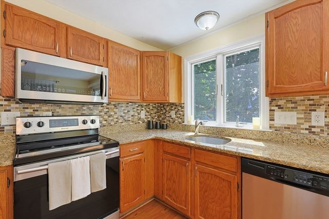 2 Mayflower Circle, Shrewsbury, MA 01545