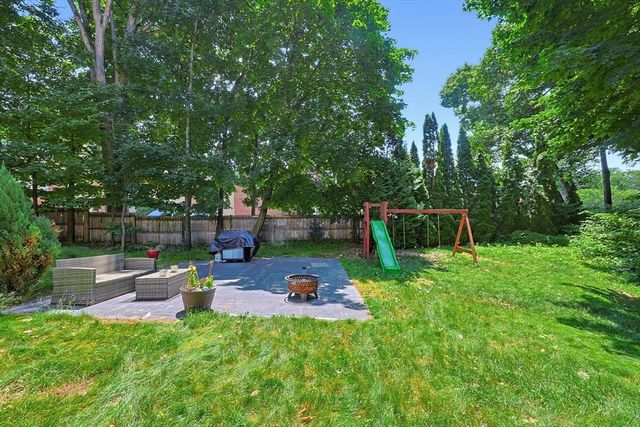 2 Mayflower Circle, Shrewsbury, MA 01545