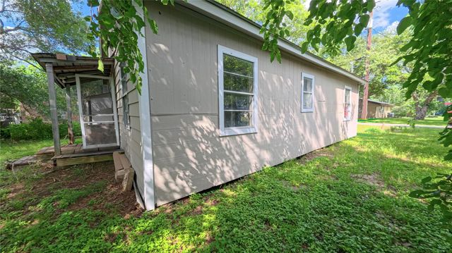 909 N Lake Avenue, Eagle Lake, TX 77434
