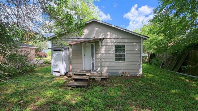 909 N Lake Avenue, Eagle Lake, TX 77434