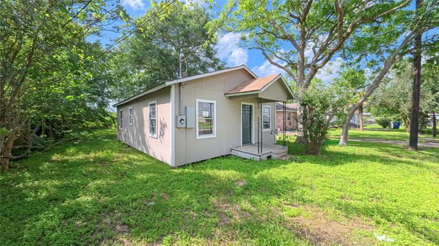 909 N Lake Avenue, Eagle Lake, TX 77434