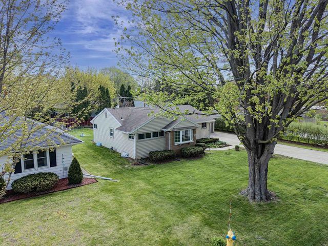 1967 PALISADES DRIVE, Appleton, WI 54915