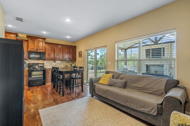 404 Corrigan Trails Blvd, Lindale, TX 75771