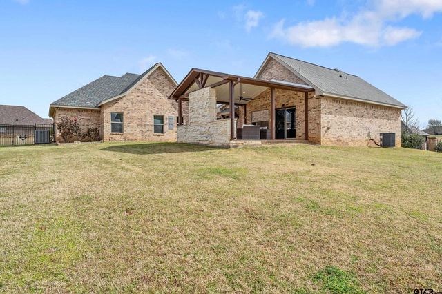 404 Corrigan Trails Blvd, Lindale, TX 75771
