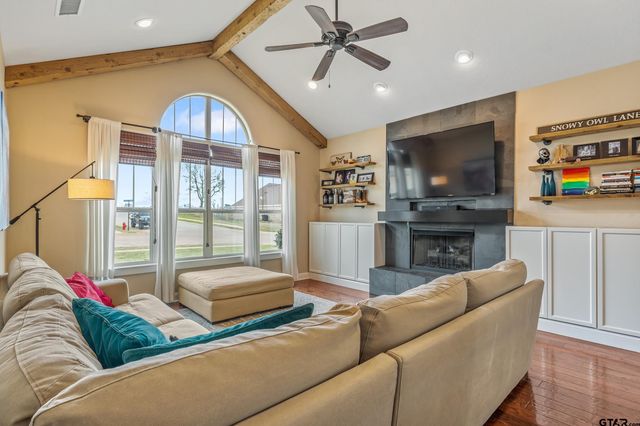 404 Corrigan Trails Blvd, Lindale, TX 75771