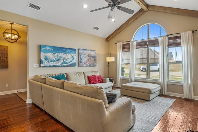 404 Corrigan Trails Blvd, Lindale, TX 75771