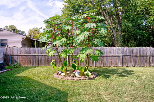 10103 Blue Creek Dr, Louisville, KY 40229