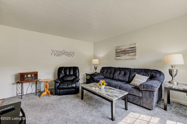 10103 Blue Creek Dr, Louisville, KY 40229