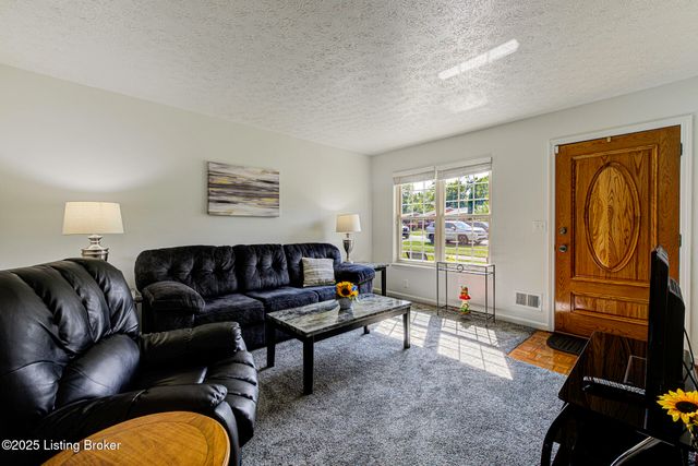 10103 Blue Creek Dr, Louisville, KY 40229