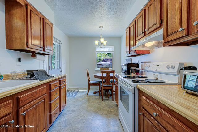 10103 Blue Creek Dr, Louisville, KY 40229