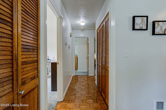 10103 Blue Creek Dr, Louisville, KY 40229