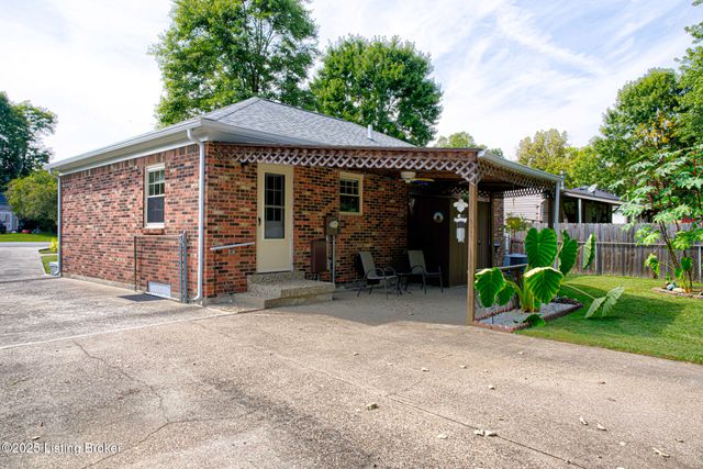 10103 Blue Creek Dr, Louisville, KY 40229