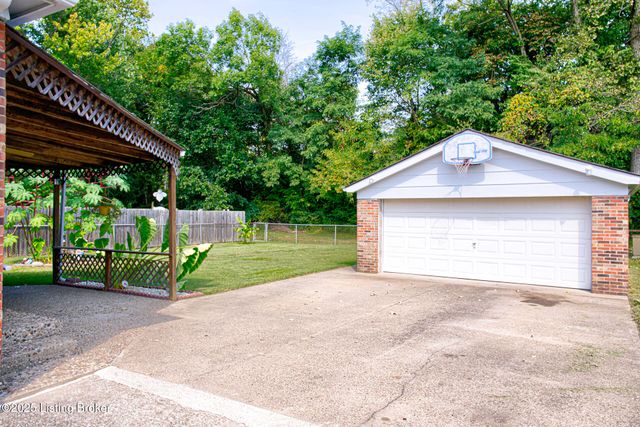 10103 Blue Creek Dr, Louisville, KY 40229