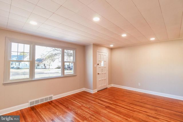 35 FARNSWORTH AVE, Maple Shade, NJ 08052