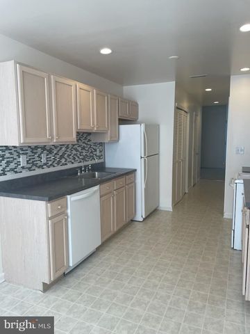 28 PALMER SQ, Beverly, NJ 08010