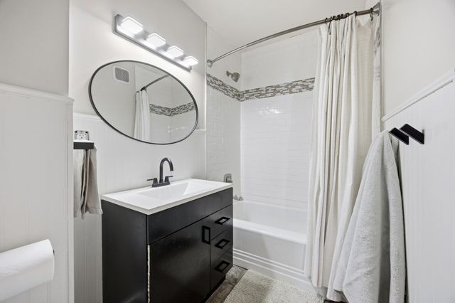 1003 11th Street S, Moorhead, MN 56560