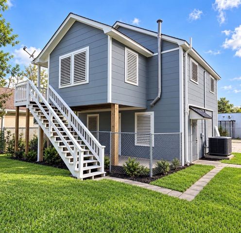 7017 2nd Street B, Hitchcock, TX 77563
