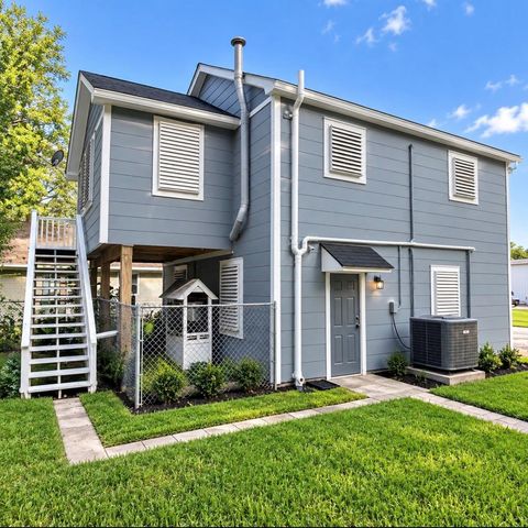7017 2nd Street B, Hitchcock, TX 77563