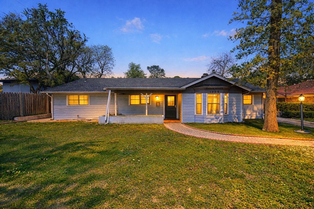 1305 W Grauwyler Road, Irving, TX 75061