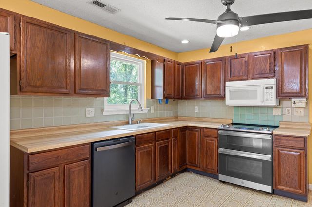1128 Iris Drive, Rossville, GA 30741