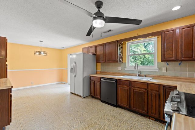 1128 Iris Drive, Rossville, GA 30741