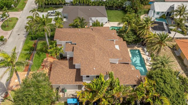 260 NE Wavecrest Ct, Boca Raton, FL 33432