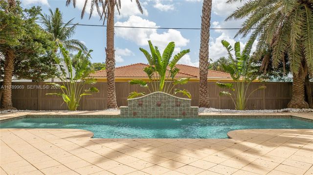 260 NE Wavecrest Ct, Boca Raton, FL 33432