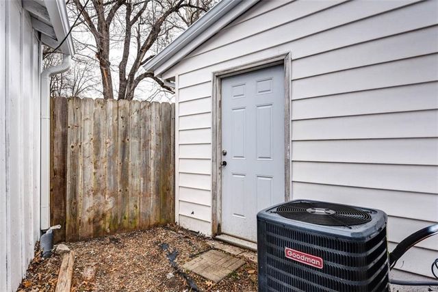 1524 W Sheley Road, Independence, MO 64052