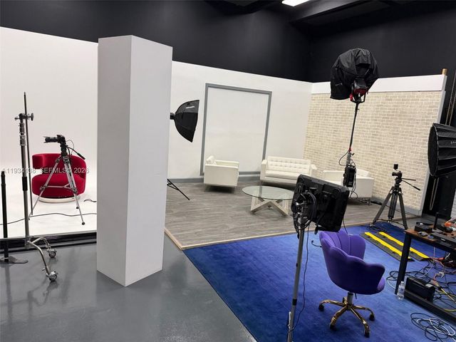 5465 NW 36th St, Miami Springs, FL 33166