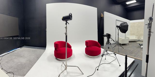 5465 NW 36th St, Miami Springs, FL 33166