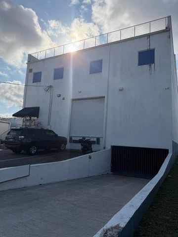 5465 NW 36th St, Miami Springs, FL 33166