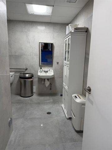 5465 NW 36th St, Miami Springs, FL 33166