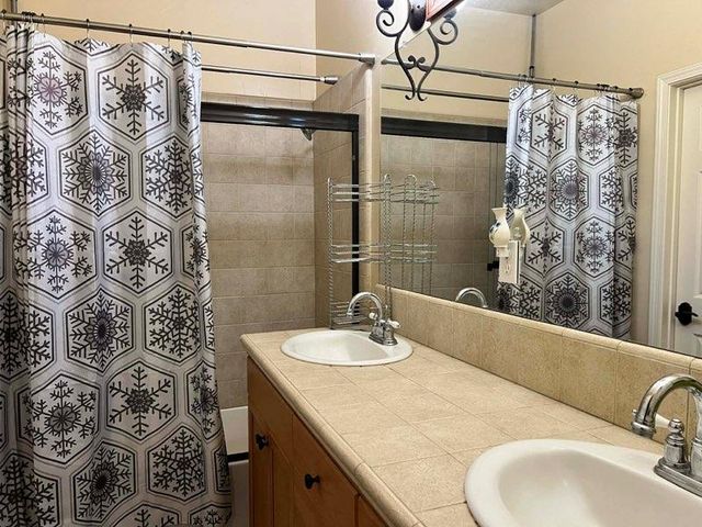 5445 N Salinas Avenue, Fresno, CA 93722