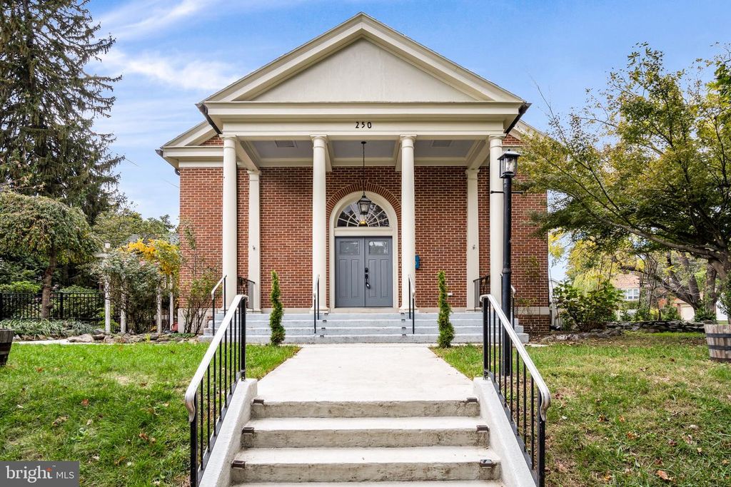 250 MOORELAND AVE, Carlisle, PA 17013