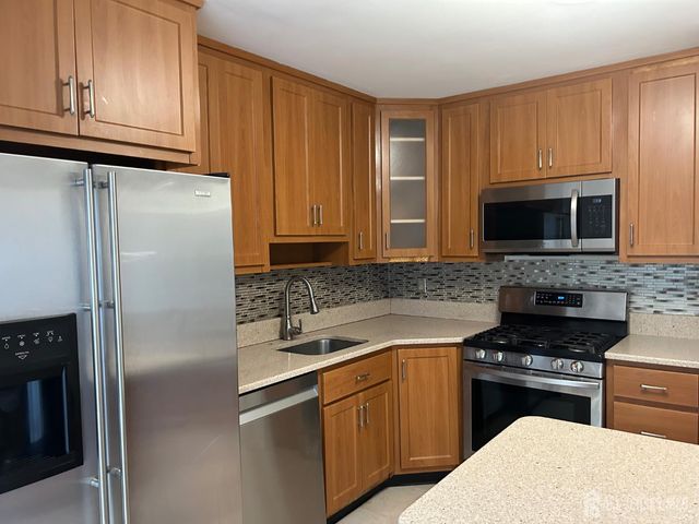 28 Renaissance Lane, New Brunswick, NJ 08901