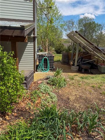 5095 Comanche Lane, Mclouth, KS 66054