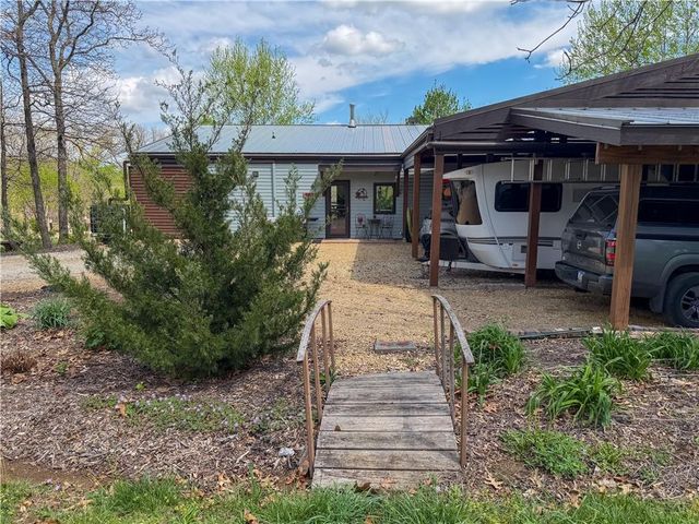 5095 Comanche Lane, Mclouth, KS 66054