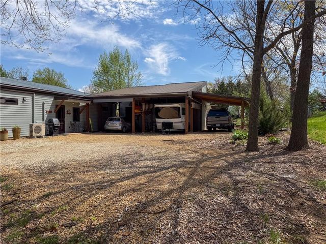 5095 Comanche Lane, Mclouth, KS 66054