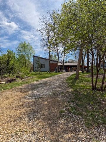 5095 Comanche Lane, Mclouth, KS 66054