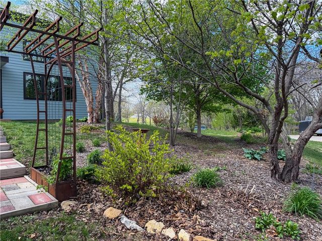 5095 Comanche Lane, Mclouth, KS 66054