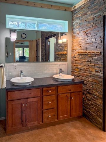 5095 Comanche Lane, Mclouth, KS 66054